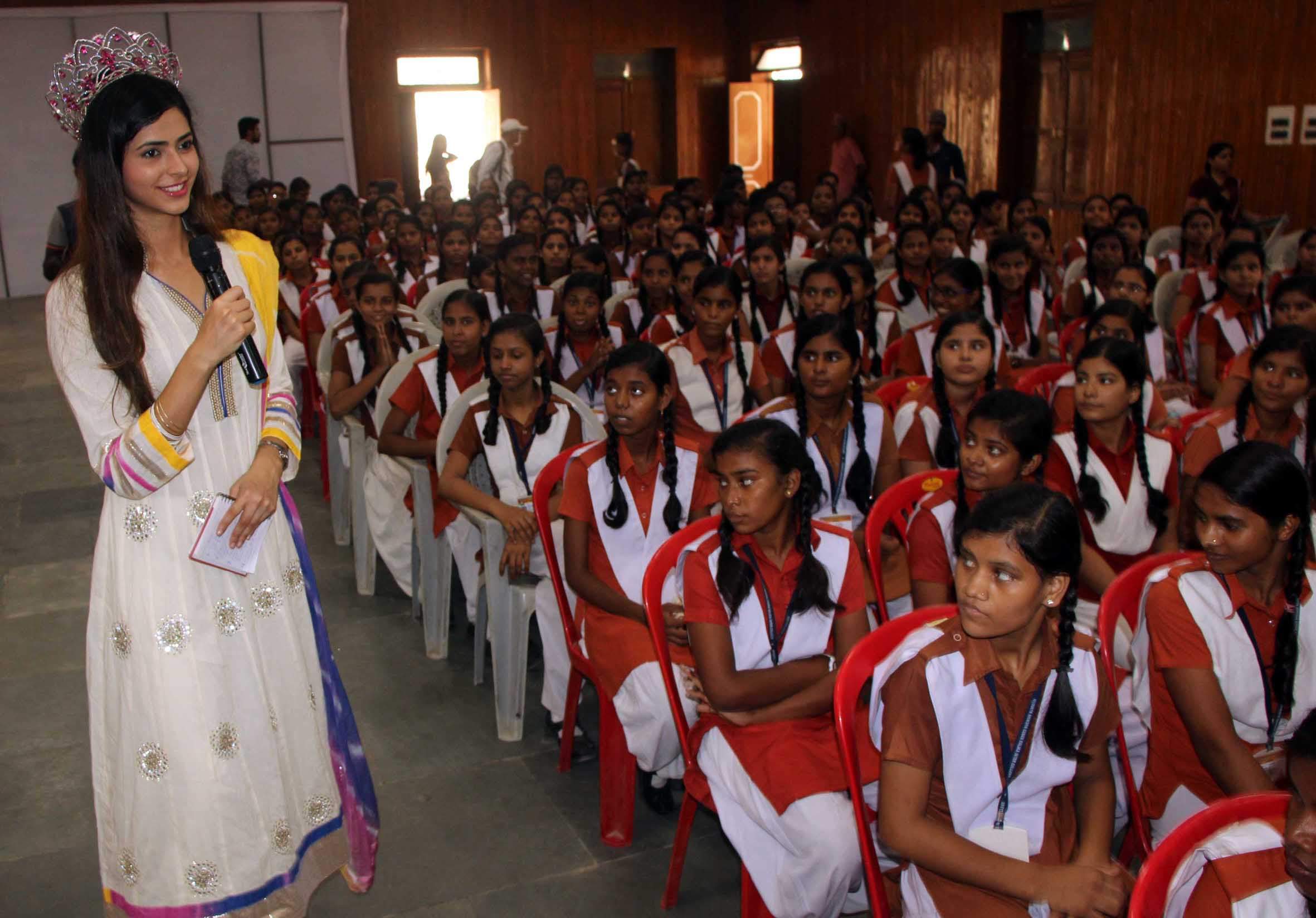 miss india runner up pankhuri gidwani gives tips of success to girls in varanasi