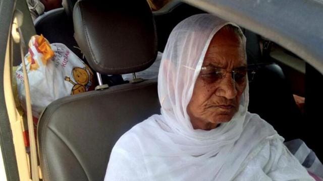 ram rahim meeting with mother naseeb kaur in rohtak sunariya jail