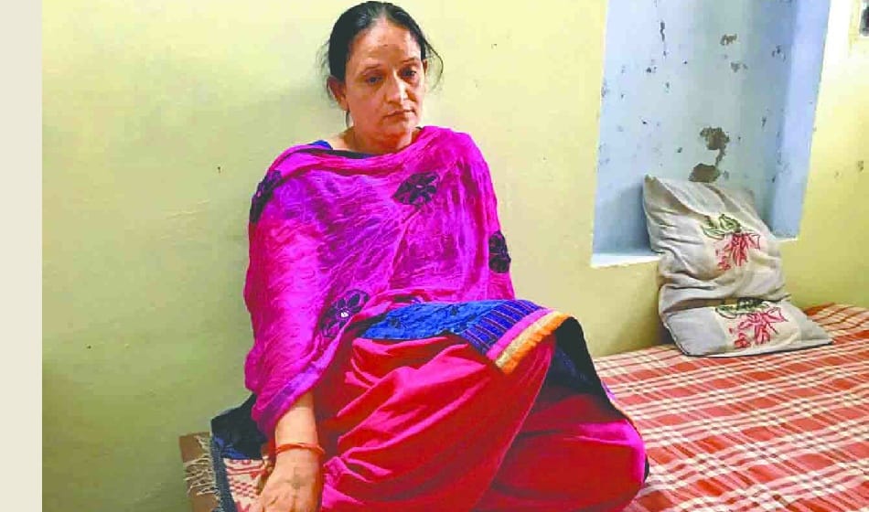 lady sub inspector caught red handed taking bribe