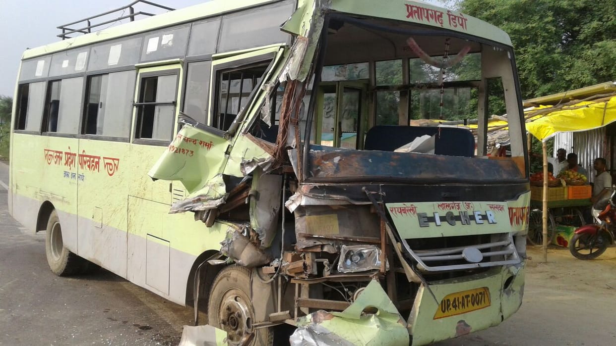 bus accident in mohanlalganj.