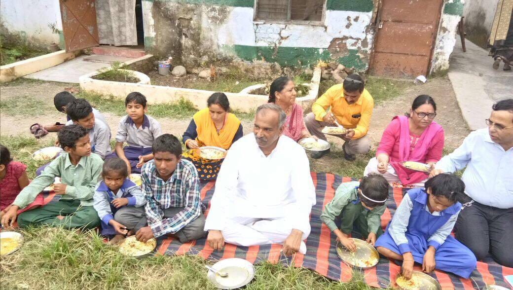 education minister eat food with school kids