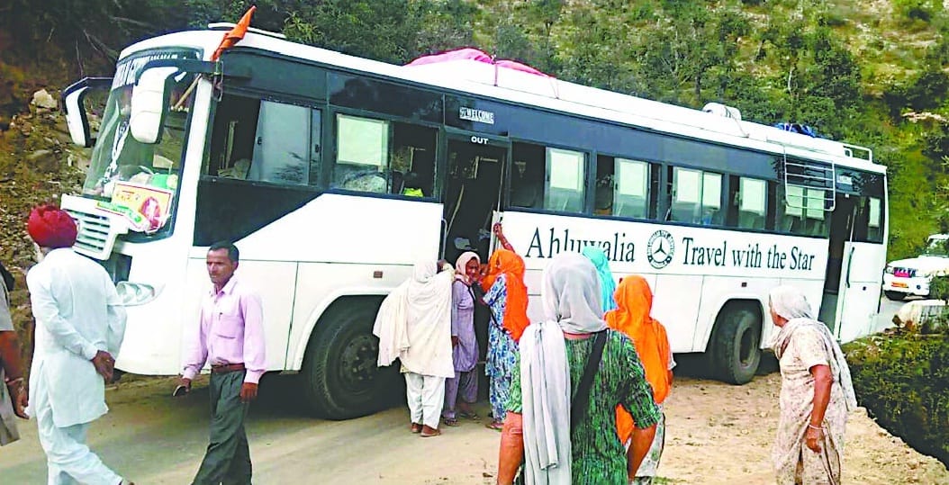 Venkateshwara: Seeing the stones falling from the mountain, the driver applied brakes at the last minute, saved 20 pilgrims lives