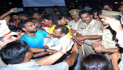 murdered after gangrape of Student, crowd jammed on the highway