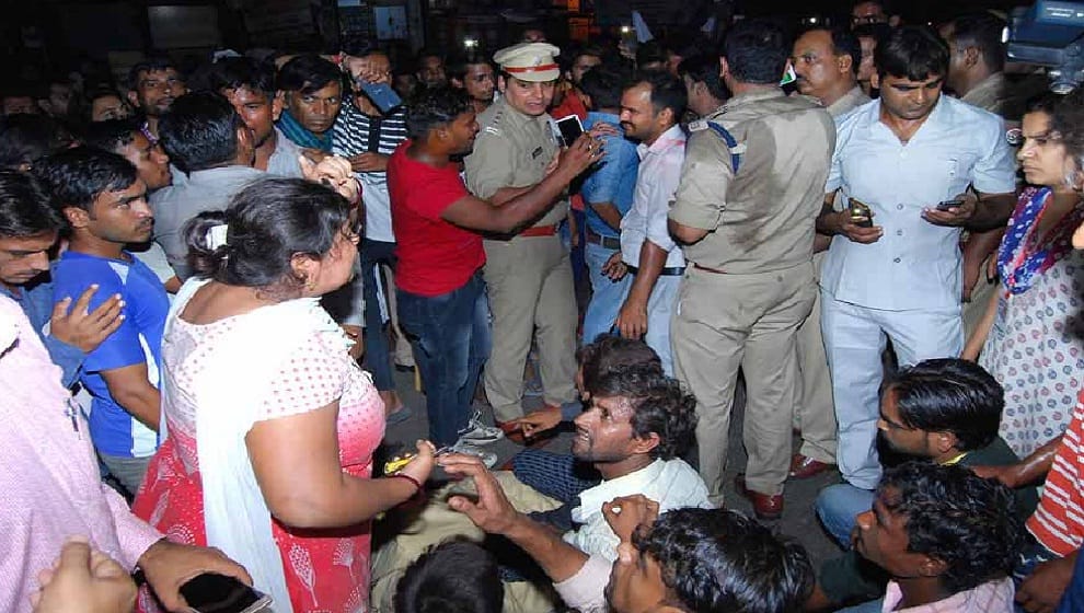 murdered after gangrape of Student, crowd jammed on the highway