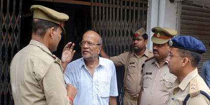 he took his mother's dead body to Mumbai