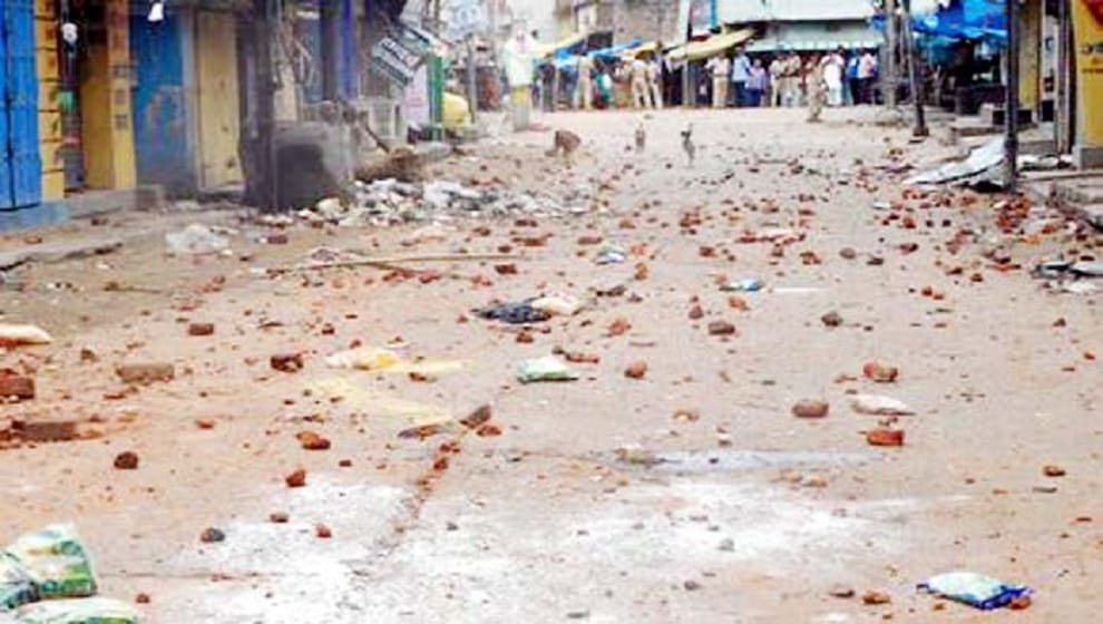 woman death During Police raid and then crowd throwing stone on police