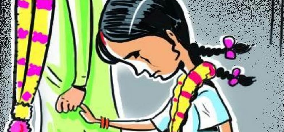 मां ने ब्याह दीं नाबालिग बेटियां, पिता ने लगाया बेचने का आरोप
