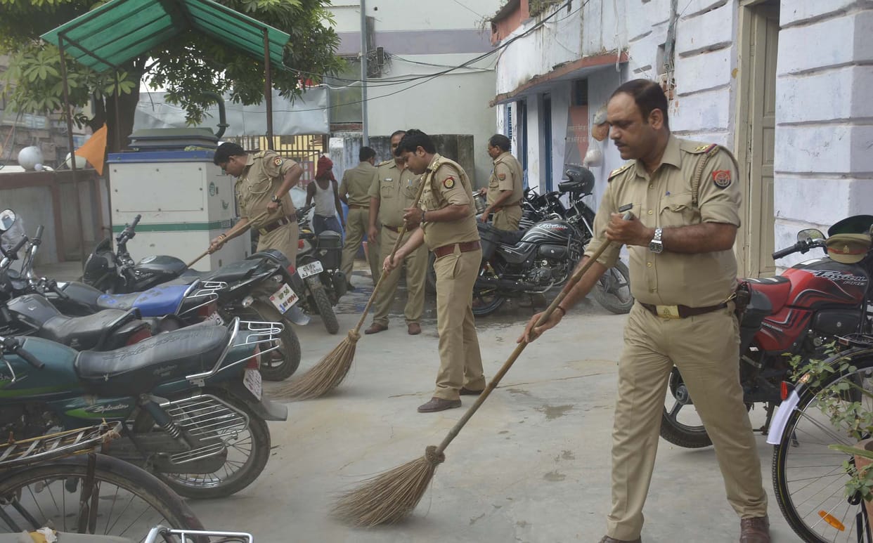 varanasi police constable clean his police station