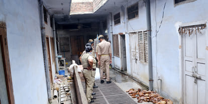 he took his mother's dead body to Mumbai