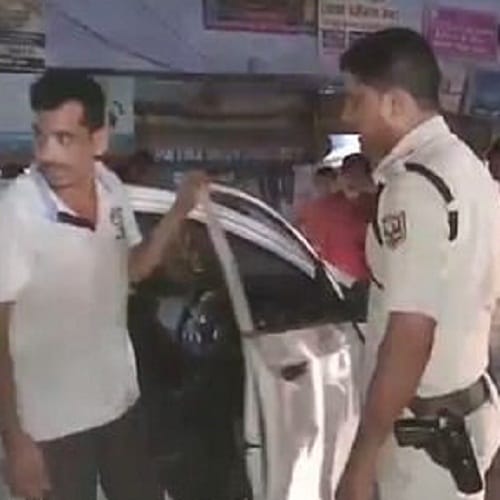 Policeman started slapping the car driver for parking issue in patna