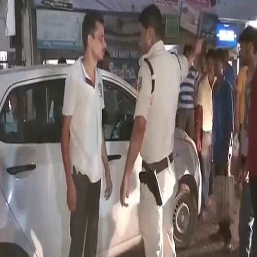Policeman started slapping the car driver for parking issue in patna