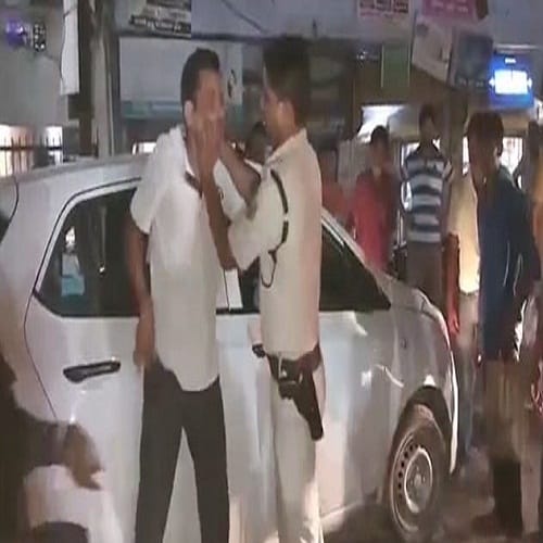 Policeman started slapping the car driver for parking issue in patna
