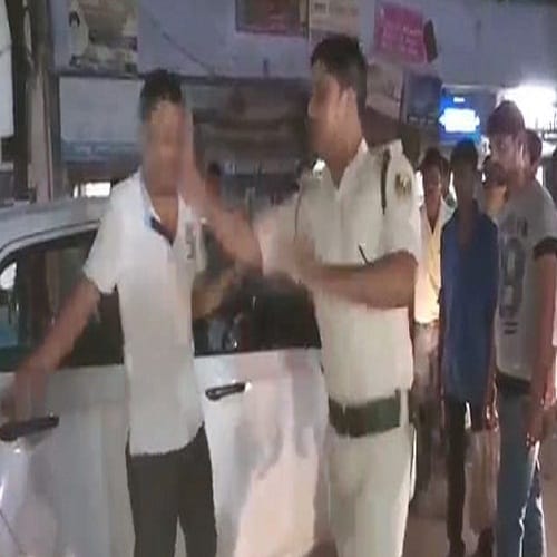Policeman started slapping the car driver for parking issue in patna