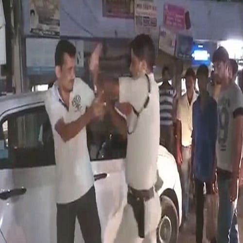 Policeman started slapping the car driver for parking issue in patna