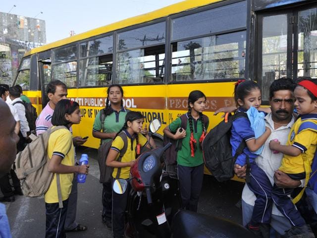 mobile trekking app for childrens security in school bus