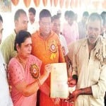   किसान को ऋणमाफी प्रमाणपत्र देतीं राज्यमंत्री अर्चना पांडेय।