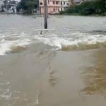 बस स्टैंड में बहता राजसमंद झील का पानी