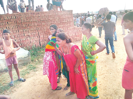 tractor ramed factory worker, people jamed the road 