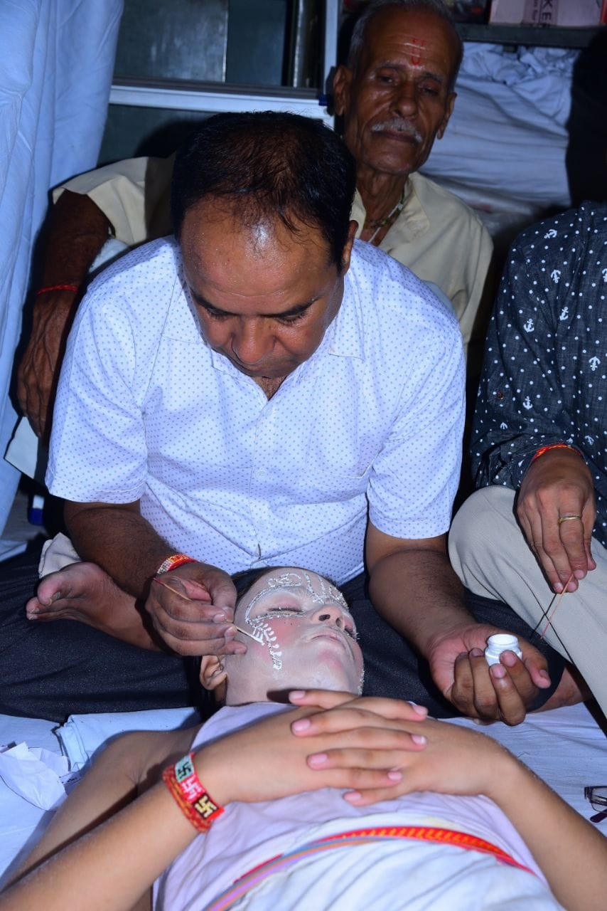 राम, लक्ष्मण और सीता के शृंगार में लगते हैं छह घंटे