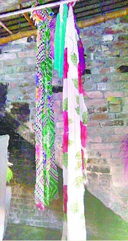 बेटे के साथ लटकती मिली मां की लाश