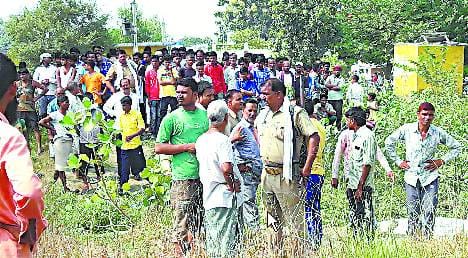 श्मशान घाट में कब्र खोदने को लेकर दो समुदाय में तनाव