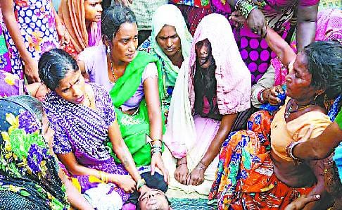संदिग्ध हालात में युवक का पेड़ से लटकता मिला शव
