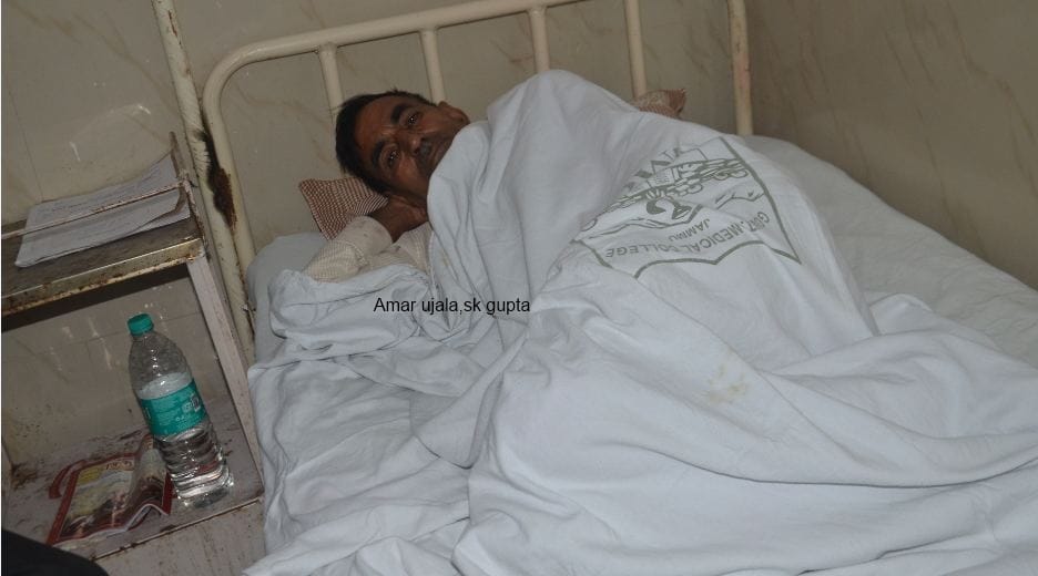 The old farmer chunni lal wants to see his injured wife in last with his old eyes