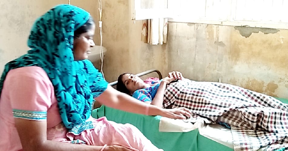 Pregnant women born a baby in candle light 