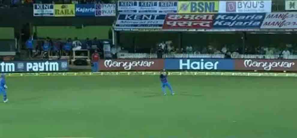 jasprit Bumrah takes a stunner running back to dismiss Steve Smith
