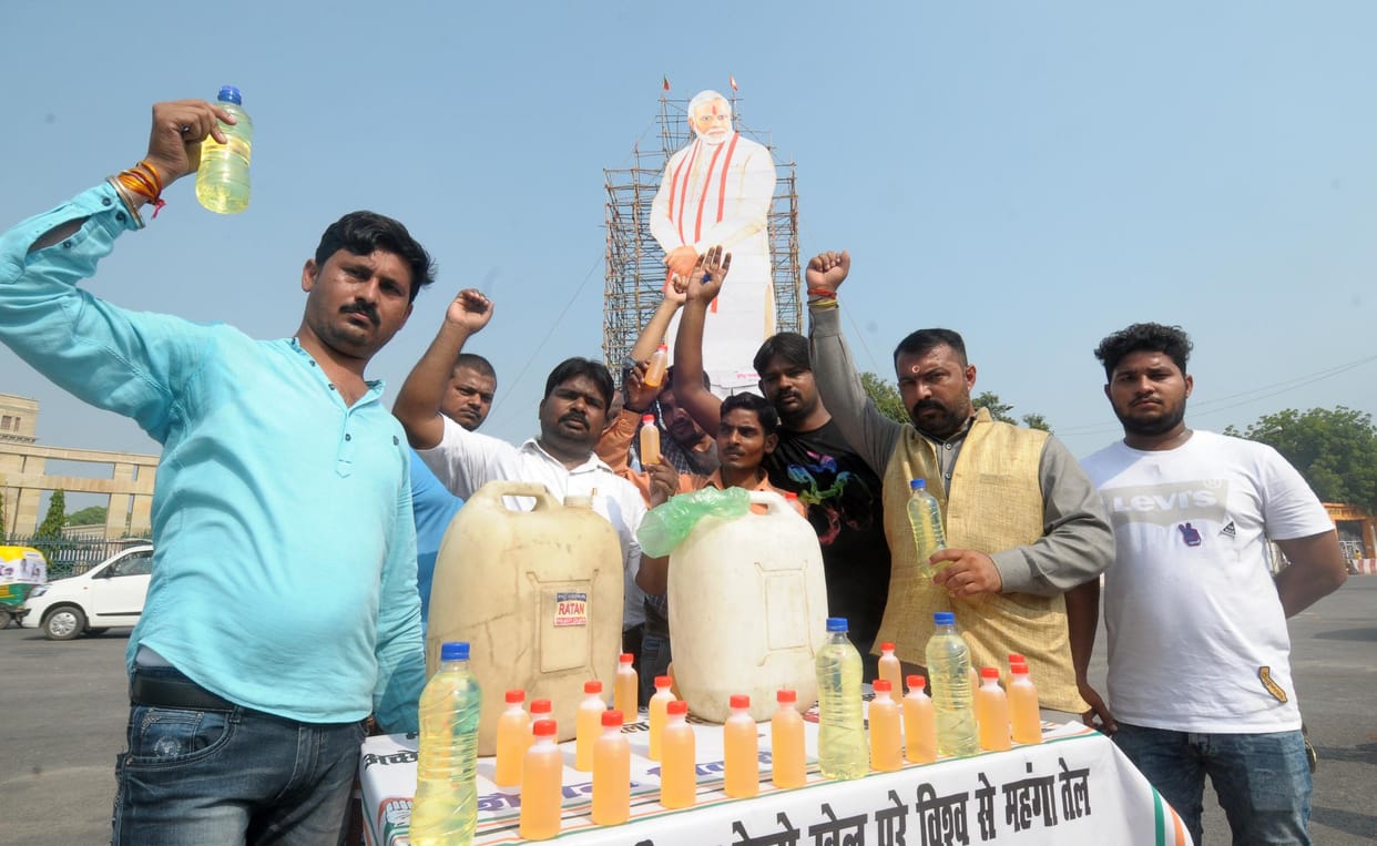 Congress protests against hike in rate of petrol and diesel