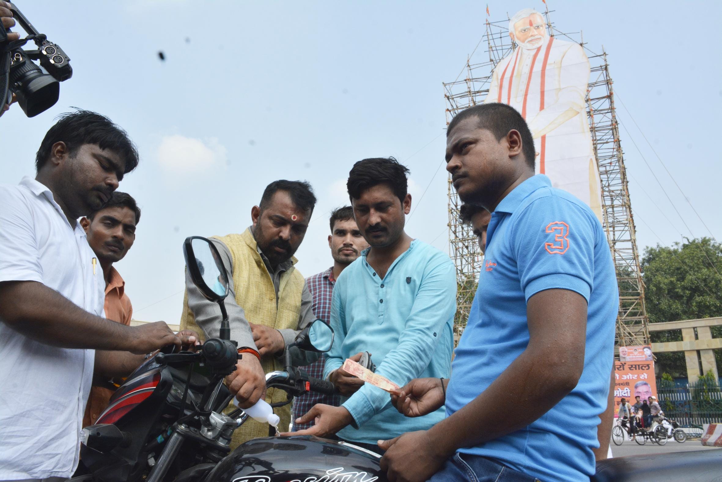 Congress protests against hike in rate of petrol and diesel