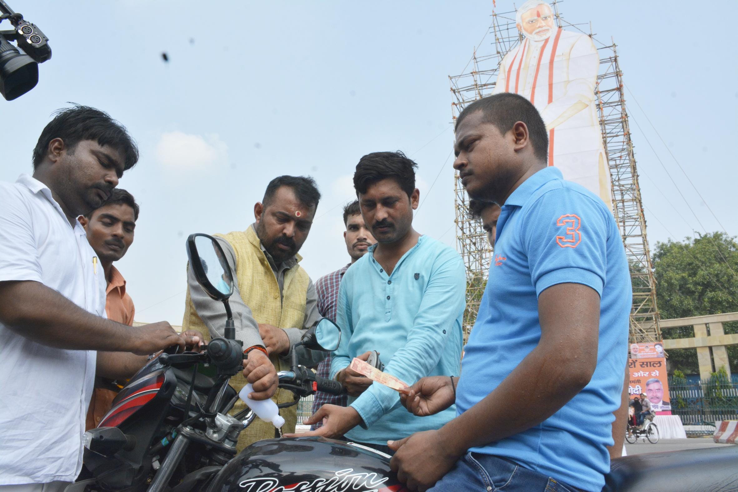 Congress protests against hike in rate of petrol and diesel
