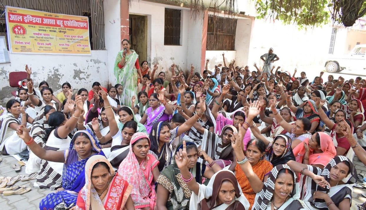 दूसरे दिन भी आशा बहुओं ने कलेक्ट्रेट पर किया प्रदर्शन
