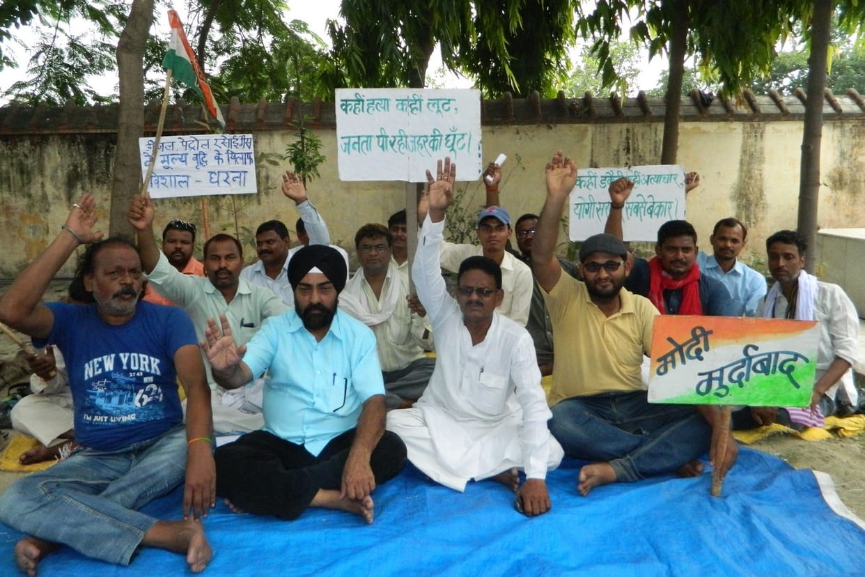 बढ़ती महंगाई पर कांग्रेसजनों ने दिया धरना
