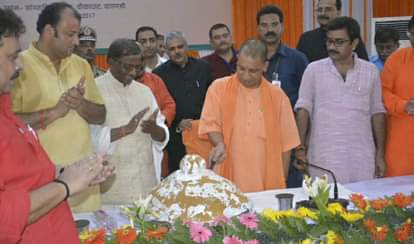 yogi adityanath cut the cake of modi happy birthday in kashi