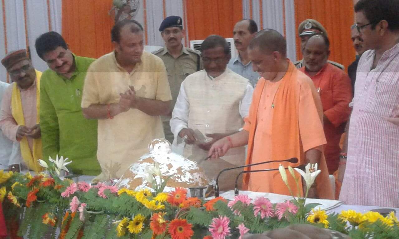 yogi adityanath cut the cake of modi happy birthday in kashi