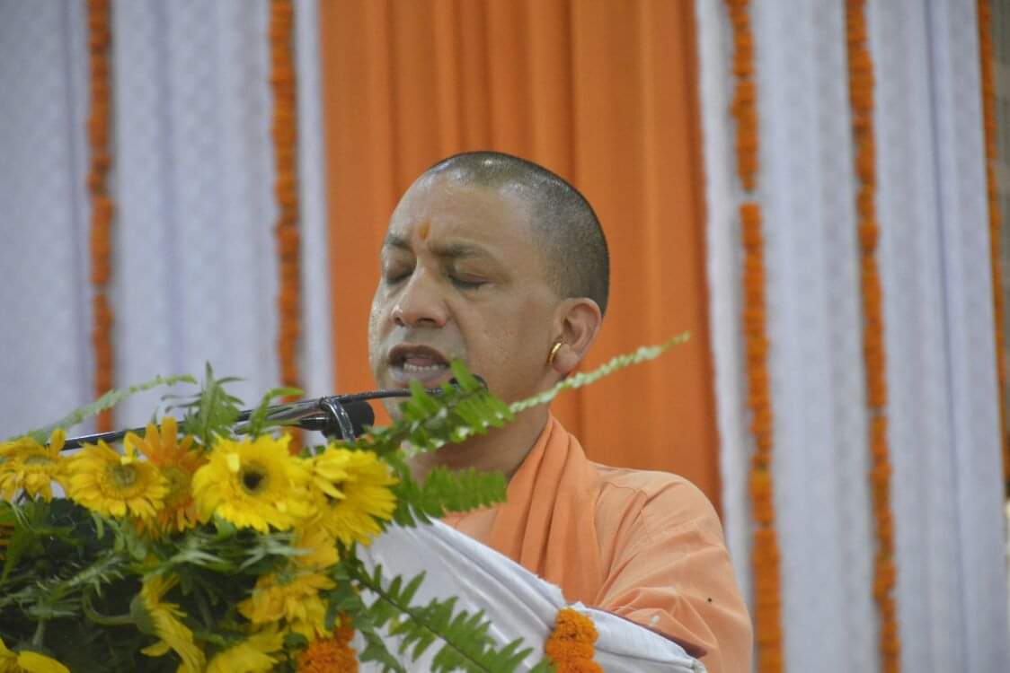 yogi adityanath cut the cake of modi happy birthday in kashi