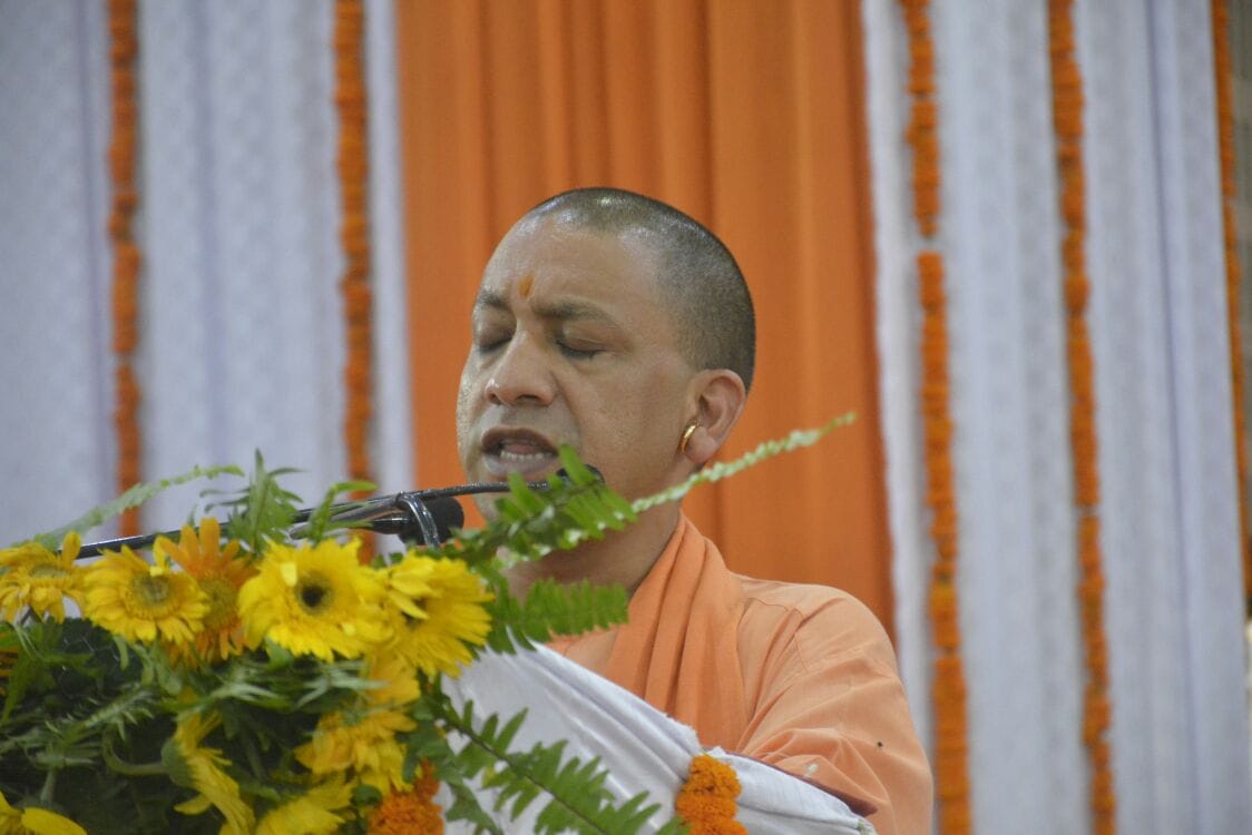 yogi adityanath cut the cake of modi happy birthday in kashi
