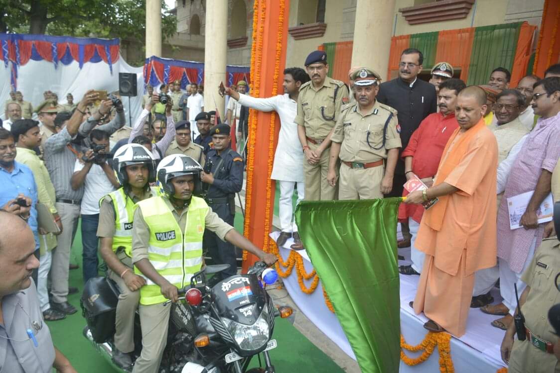 yogi adityanath cut the cake of modi happy birthday in kashi