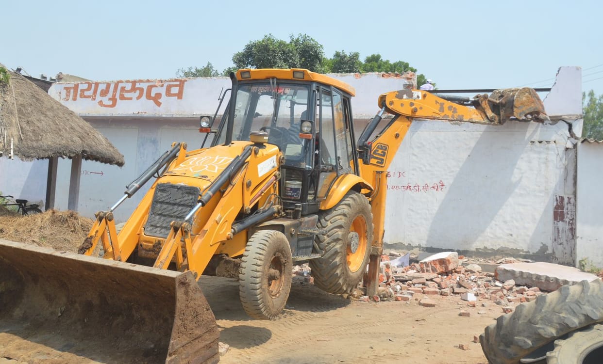एनजीटी के आदेश पर गिराए गए सात मकान
