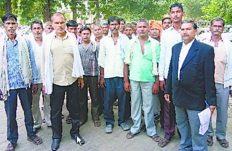 गांव को उजड़ने से बचा लें डीएम साहब