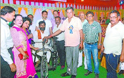 रोटरी मेला में दिव्यांगों को दी ट्राईसाइकिलें