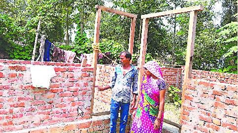 खड़ंजे की ईंट से रकेहटी में हो रहा आवास निर्माण