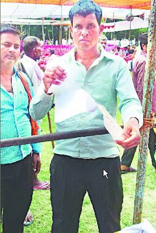 किसान ने गुस्से में फाड़ा ऋण मोचन प्रमाण पत्र
