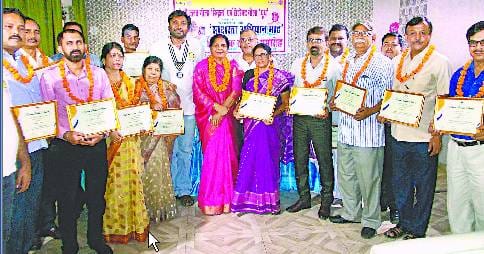 शिक्षकों को मिला नेशन बिल्डर अवार्ड