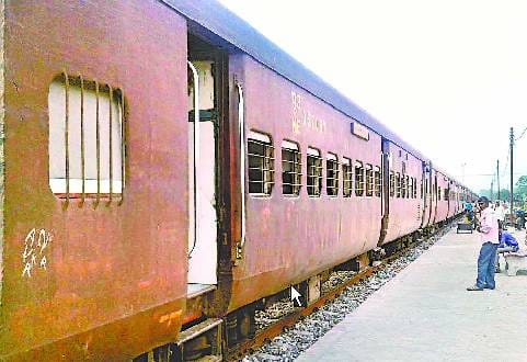 मैलानी के नवनिर्मित प्लेटफार्म पर पहुंची ट्रेन