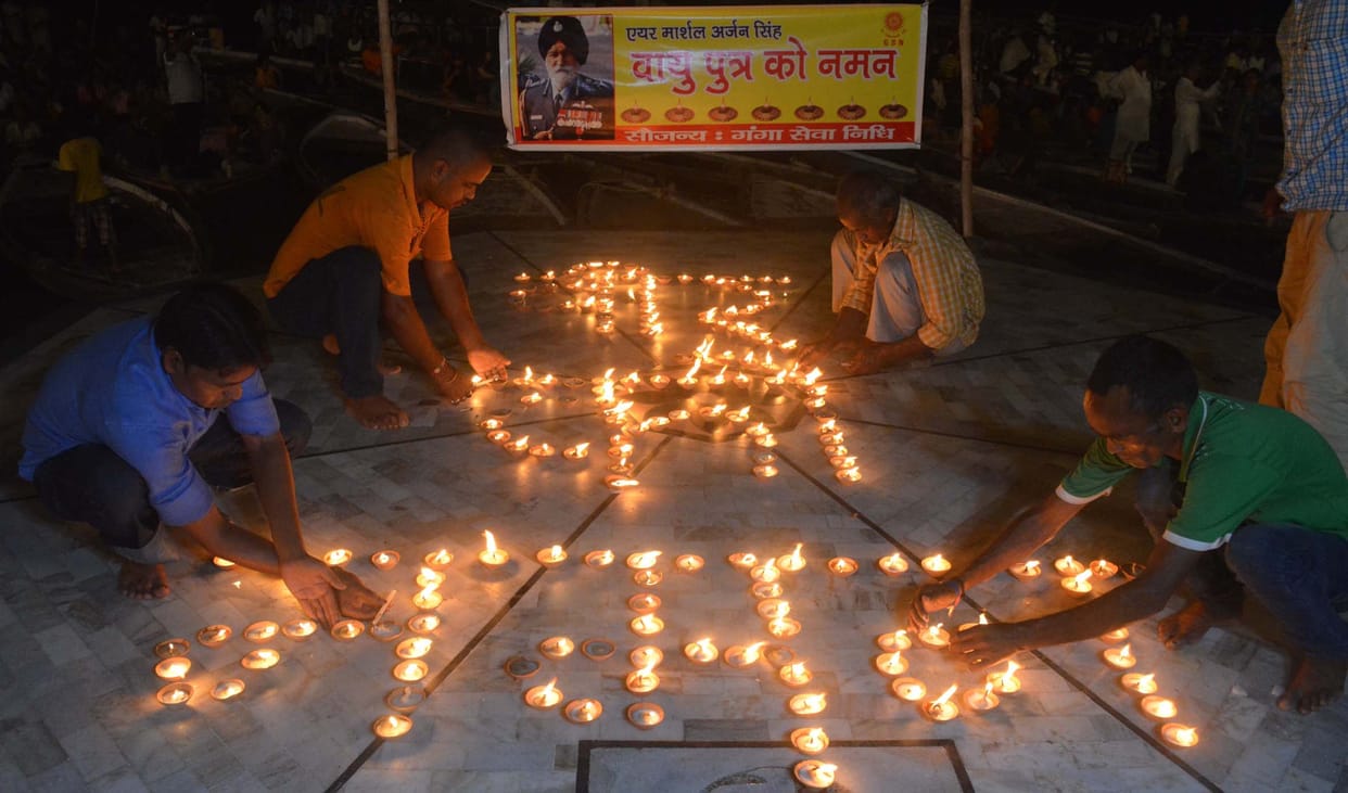 air chief marshal tribute gives in ganga arti at varanasi