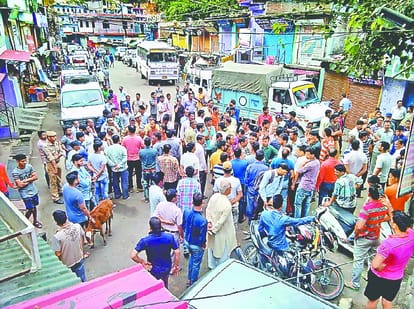 miscreants abscond after fire journalist bike in tehri