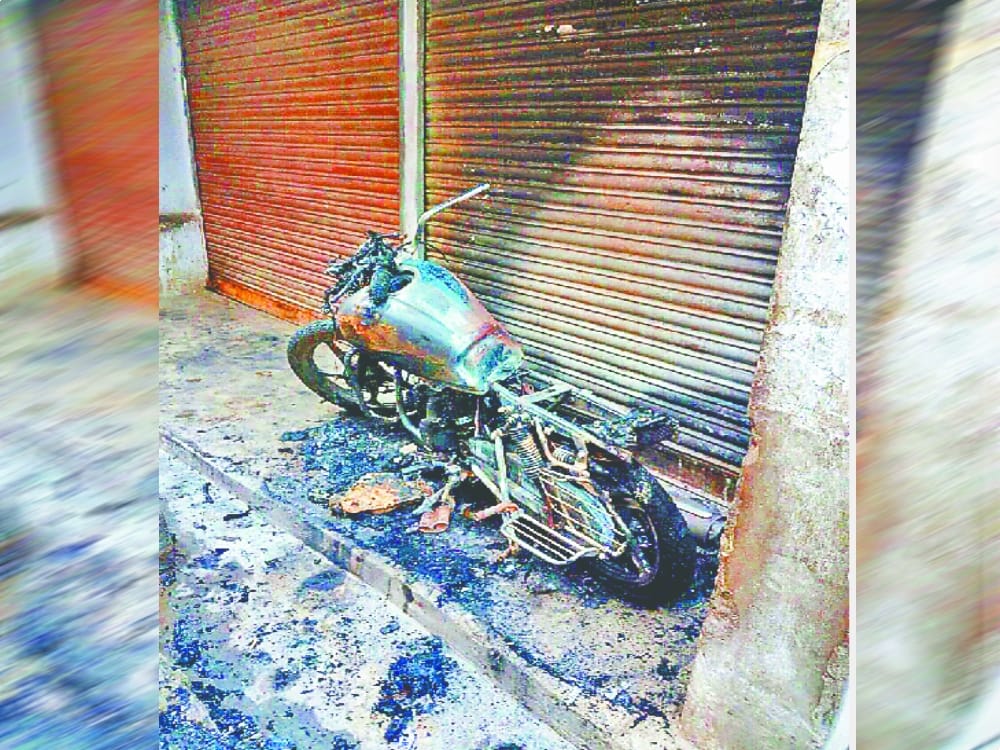 miscreants abscond after fire journalist bike in tehri