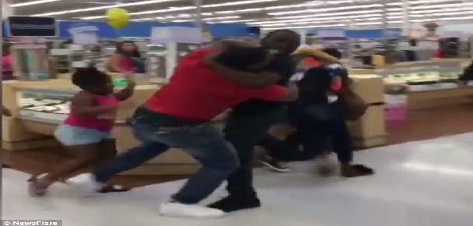 two couples start fighting in a New Jersey Walmart, video viral